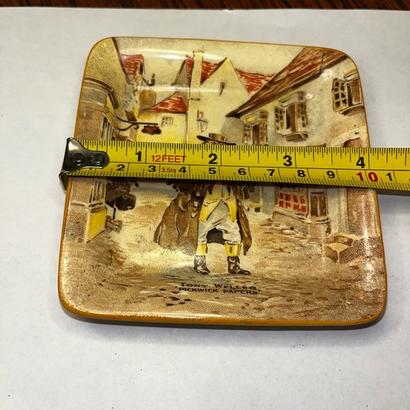 New Hall Hanley Staffordshire
Porcelain Trinket Dish Tony Weller
Pickwick Papers - Picture 9 of 10
